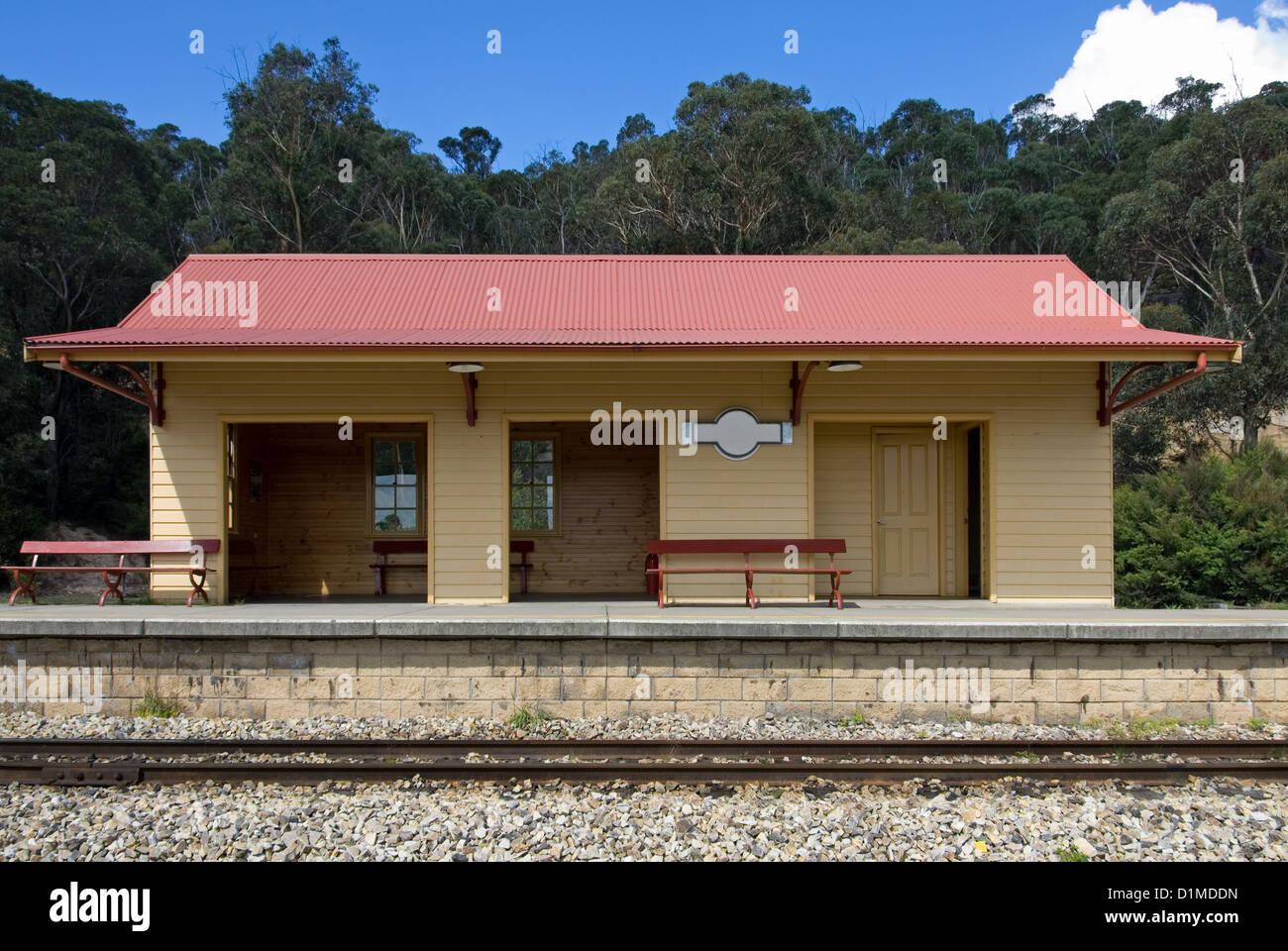 Una piccola stazione ferroviaria in sala d'attesa, vicino Lithgow, Nuovo Galles del Sud, Australia Foto Stock