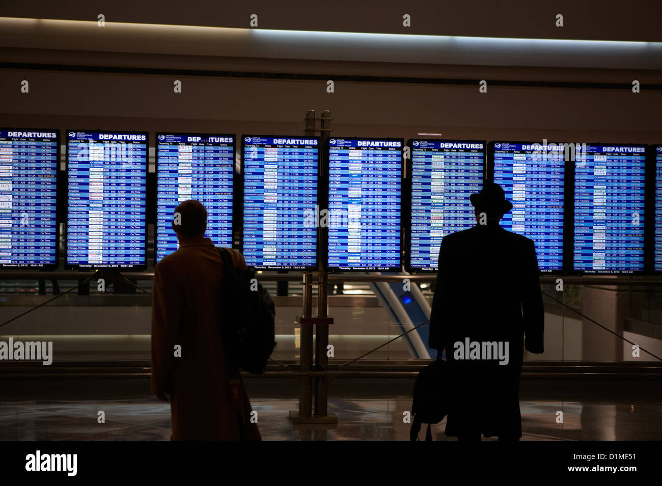 Passeggeri guardando le partenze pensione all'Aeroporto Internazionale di Denver Colorado USA Foto Stock