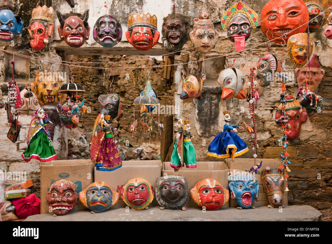 Una selezione di maschere colorate utilizzati per religiosi indù occasioni essere appeso ad una parete in Udaipur Rajasthan India Asia Foto Stock