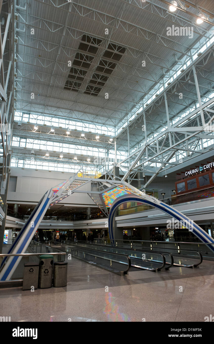 Concourse B all'Aeroporto Internazionale di Denver Colorado USA Foto Stock