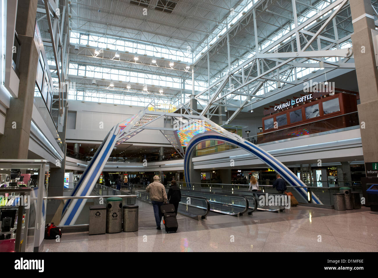Concourse B all'Aeroporto Internazionale di Denver Colorado USA Foto Stock
