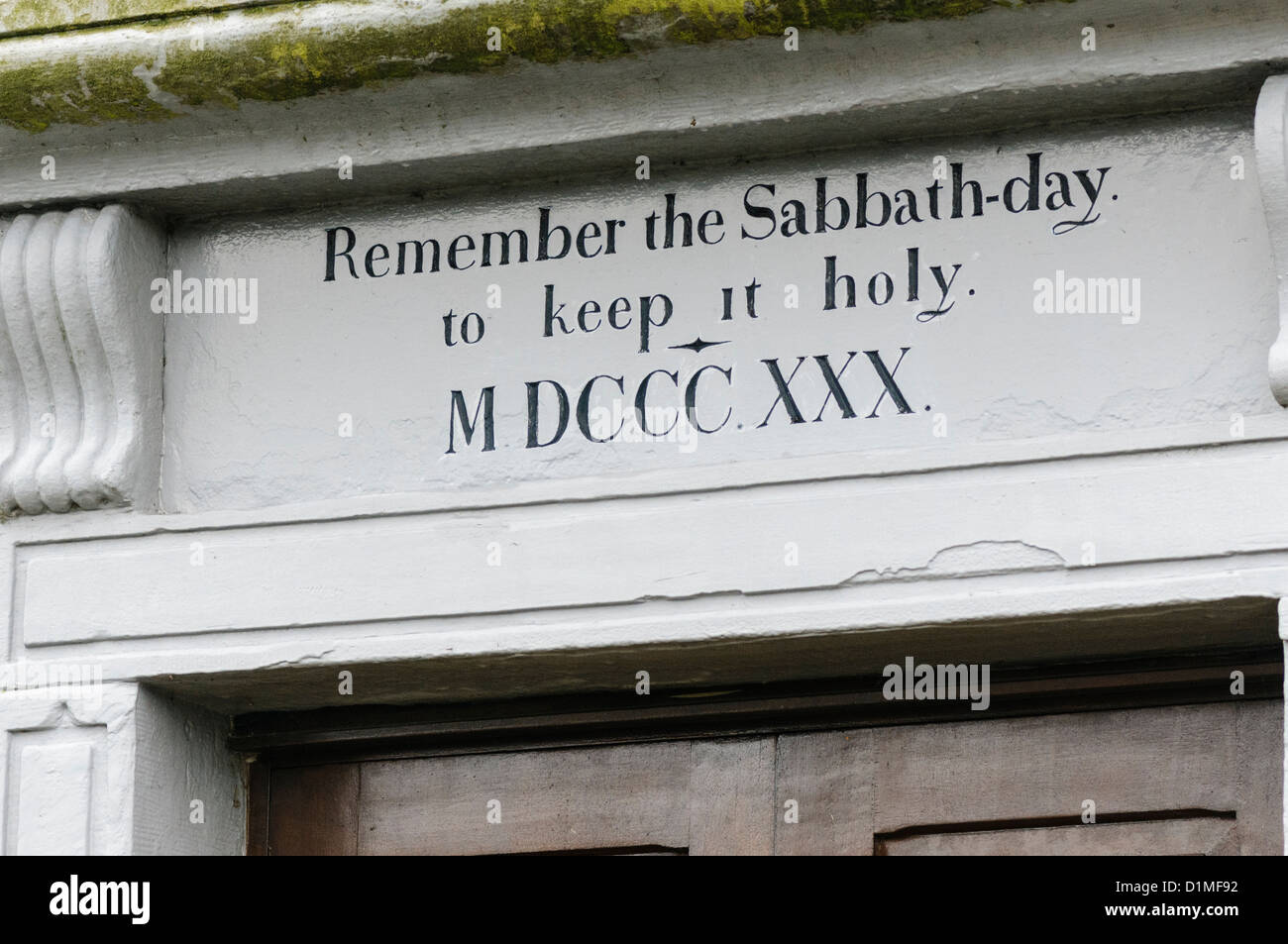 Iscrizione sopra la porta di una chiesa costruita nel 1830: " Ricordati del giorno di sabato per mantenerlo santo' Foto Stock