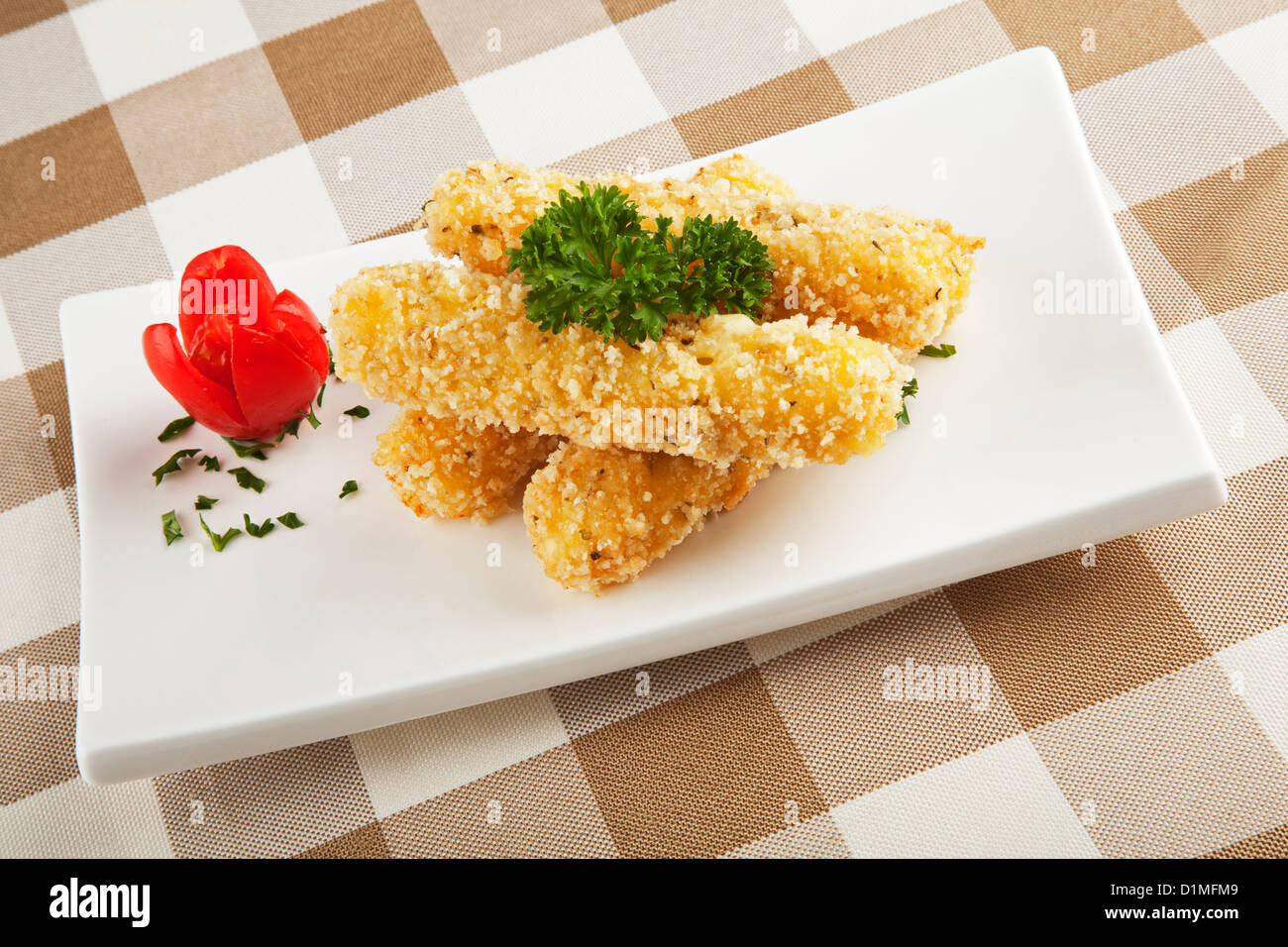 Fritto delizioso formaggio bastoni su una piastra bianca Foto Stock