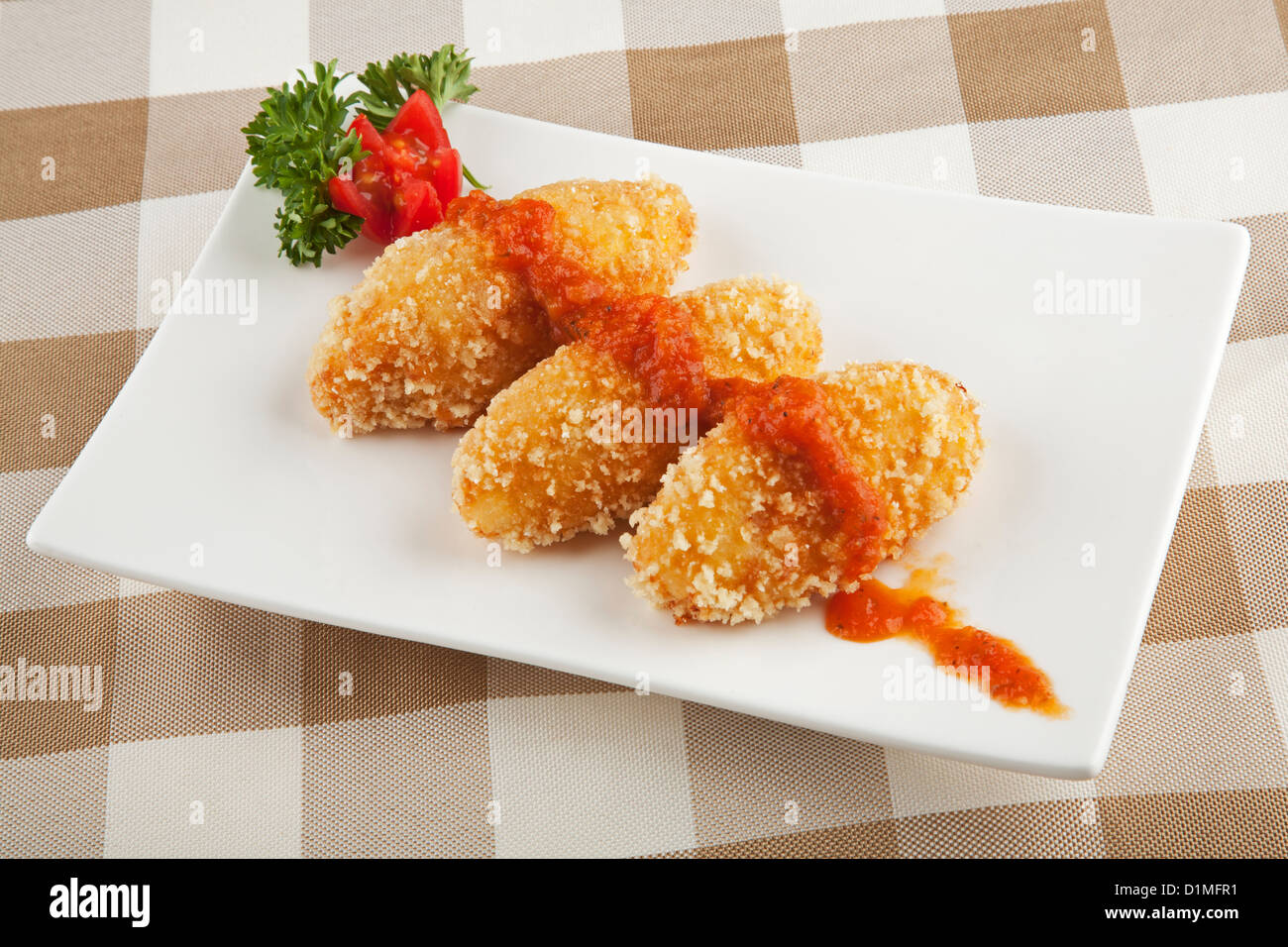 Delizioso formaggio bastoni coperti con salsa di mozzarella Foto Stock