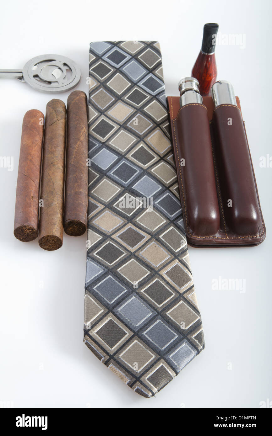 Mens cravatta con sigaro taglierina Accessori sigaro in pelle custodia pezzo di bocca e sigari,,cravatta con stampe a scacchi Foto Stock
