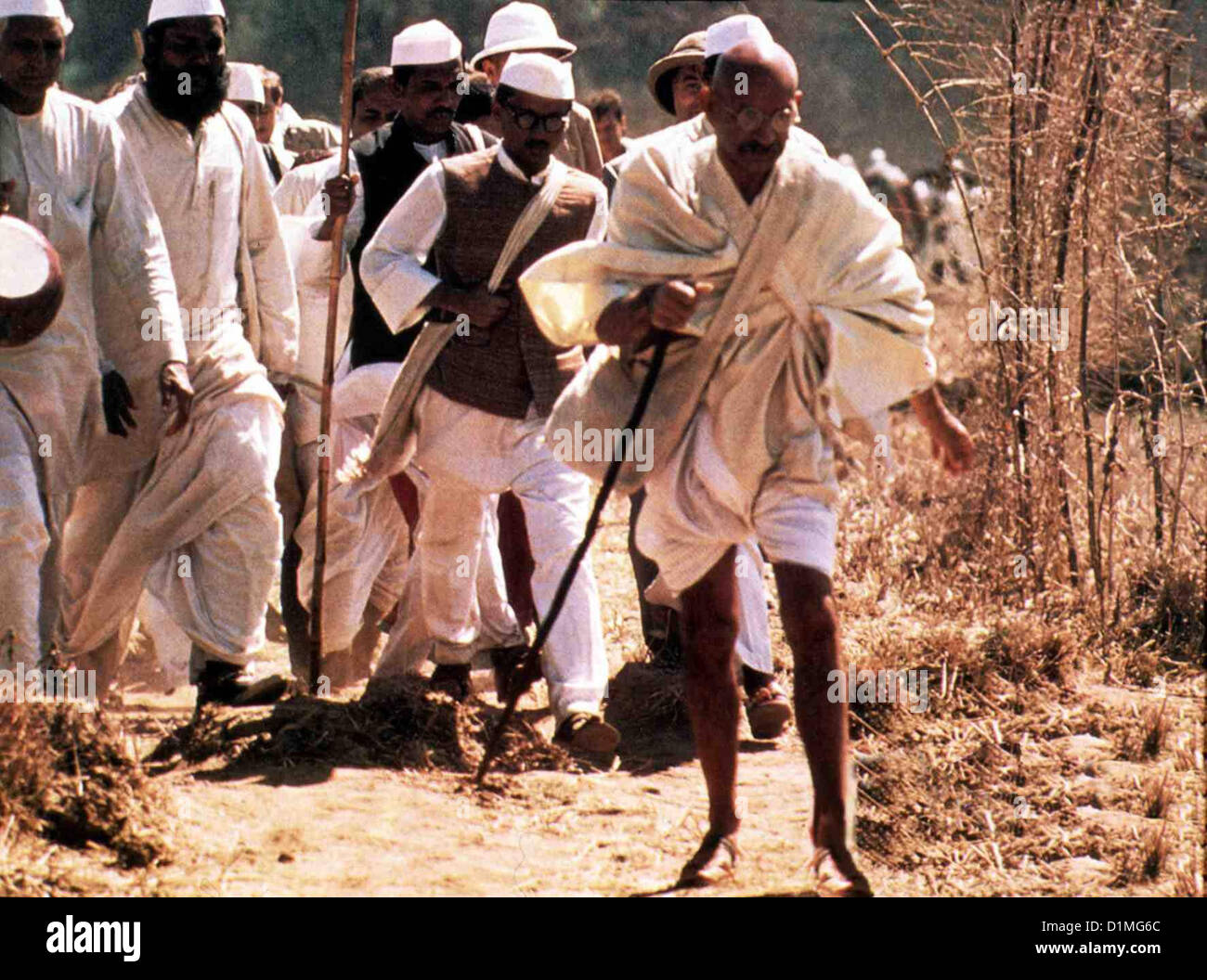 Gandhi Gandhi Ben Kingsley,r Mahatma Gandhi (Ben Kingsley,r) geht unbeirrt seinen Weg der Gewaltlosigkeit. *** Caption locale Foto Stock