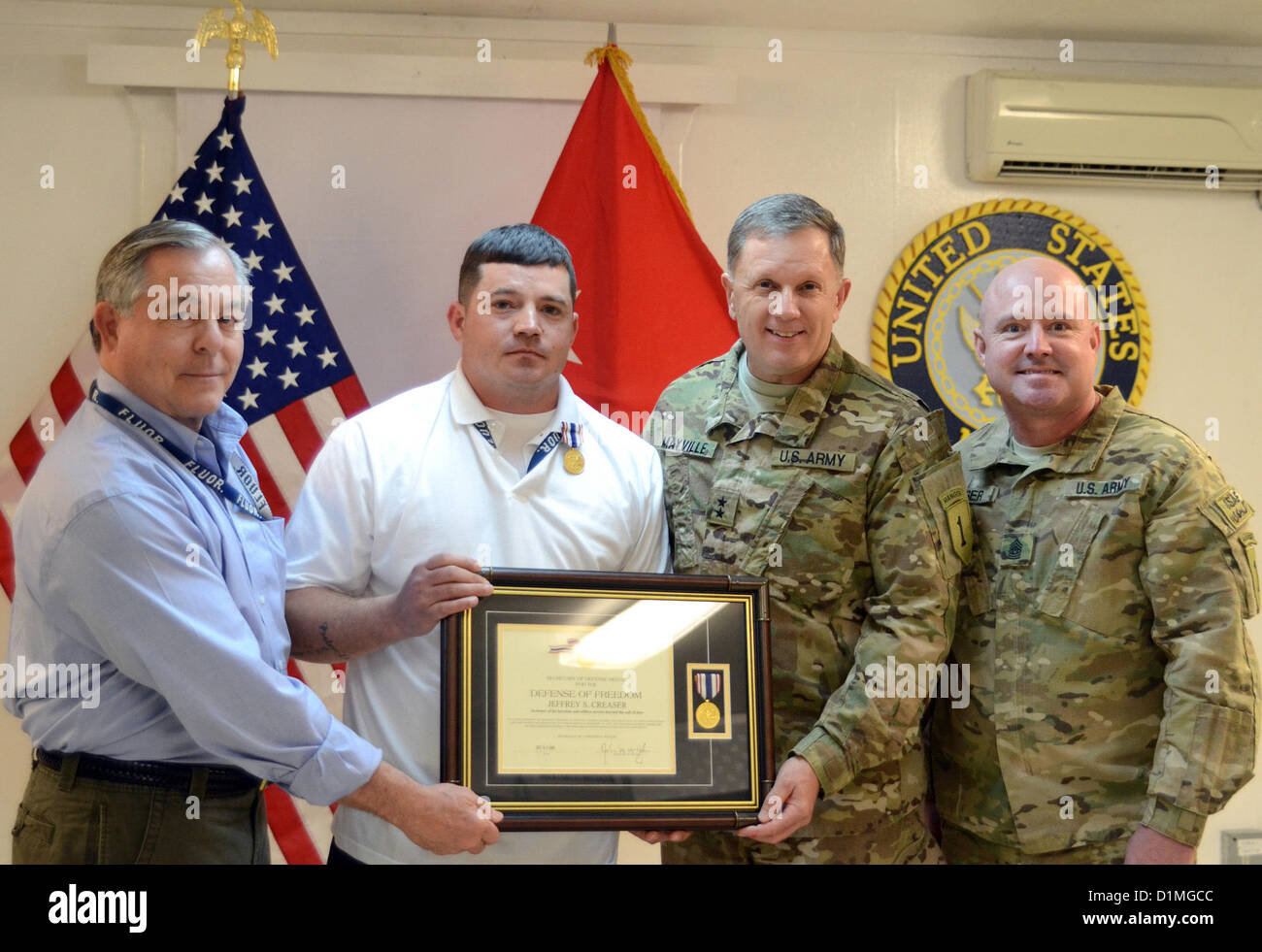 (Da sinistra a destra) in pensione U.S. Esercito Lt. Gen. R. Steven Whitcomb, Jeffrey cordonatrice, food service manager in Afghanistan, il Mag. Gen. William C. Mayville Jr., e il comando Sgt. Il Mag. Carlo V. Sasser Jr., posano per una foto dopo cordonatrice si è aggiudicato il Segretario della Difesa medaglia per la difesa della libertà in Bagram Air Field, Afghanistan, Dic 28, 2012. US Navy foto Foto Stock