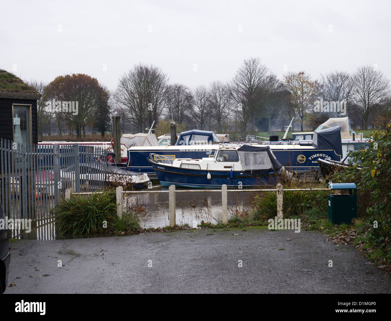 Barche ormeggiate alla fine della strada in Thames Ditton, Surrey. Foto Stock