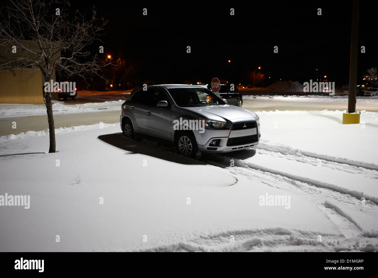 Auto parcheggiate in approfondimento neve nel parcheggio esterno a Saskatoon Saskatchewan Canada Foto Stock