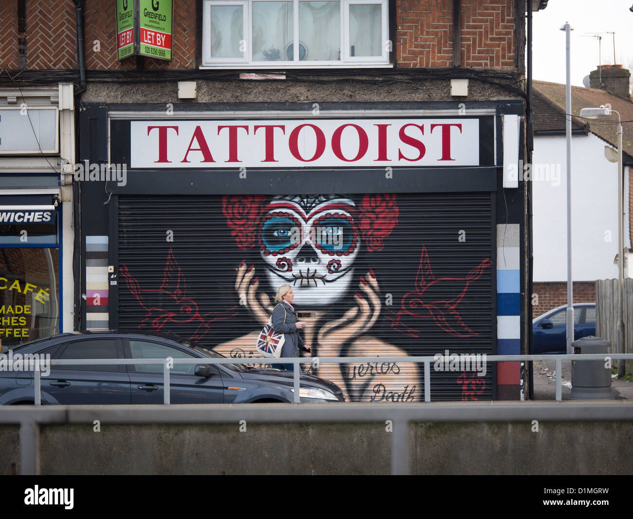 La colorata cieco di un salotto tattoo nella zona sud-ovest di Londra Foto Stock
