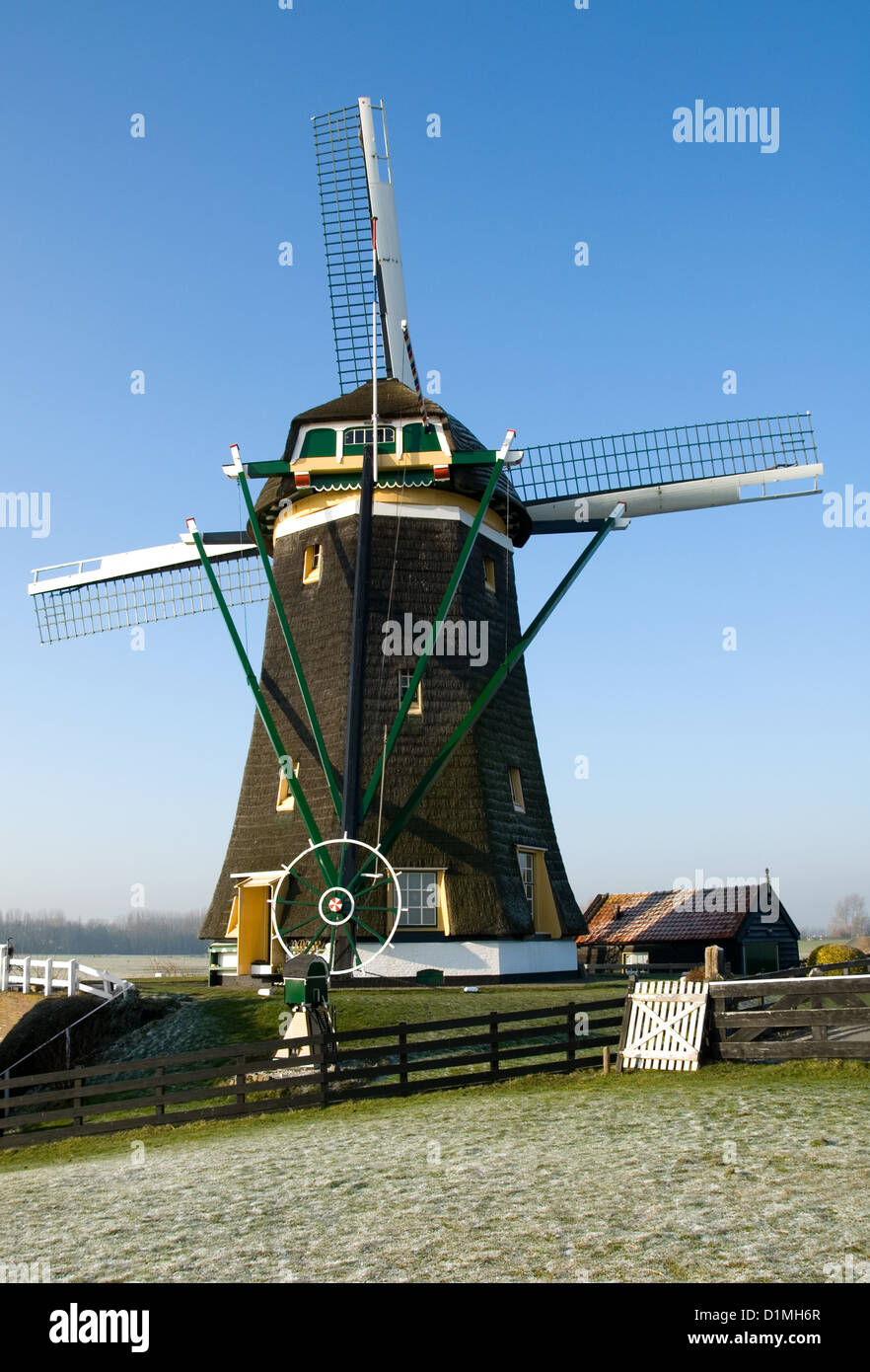 Un tipico mulino a vento olandese, vicino a Den Haag, Paesi Bassi Foto Stock