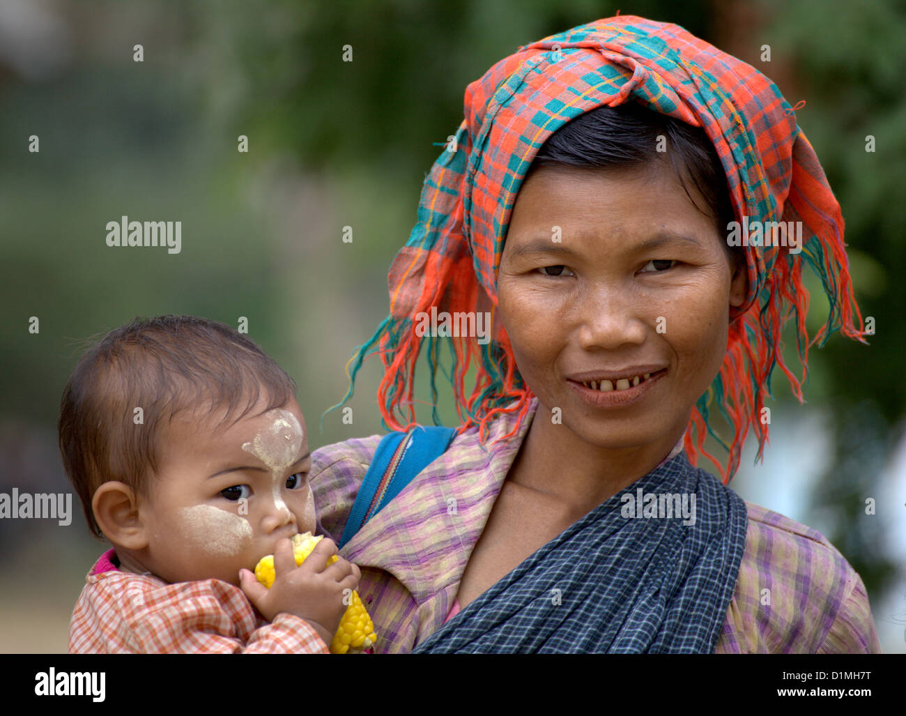 Una donna birmano con i suoi figli in Bagan,Myanmar,Birmania.una bella ragazza birmano con tanaka con la madre a Bagan,Birmania Foto Stock