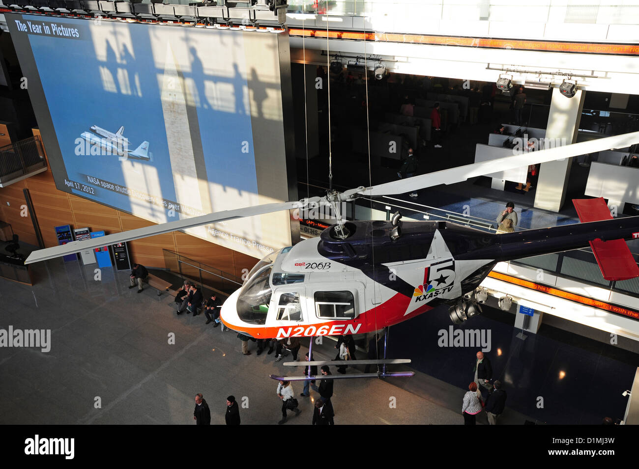 Stati Uniti d'America, Washington DC Newseum Musei Museo di notizie - principale area lobby con un Bell Jet Ranger news elicottero e schermo di grandi dimensioni Foto Stock