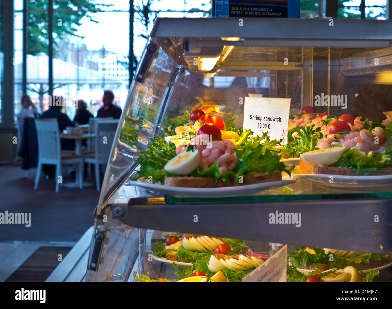 FOOD CAFE PREZZO UE costoso gamberetti (gamberetti) panino in esposizione per la vendita in centro città turistica europea caffè per il prezzo gonfiato biglietto di 19 euro Foto Stock