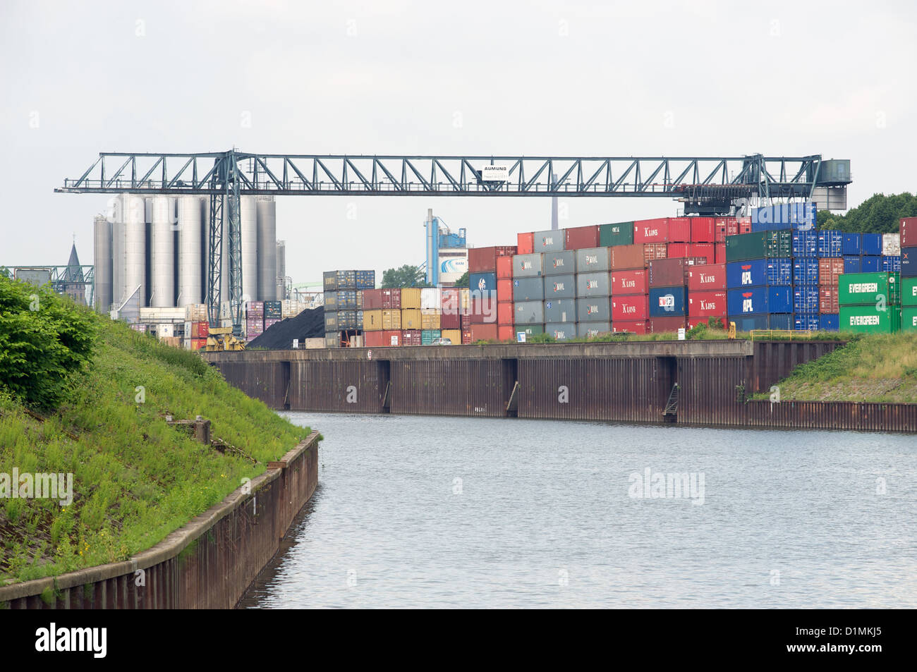 Terminale per container sulle rive del fiume Reno, Colonia, Germania. Foto Stock