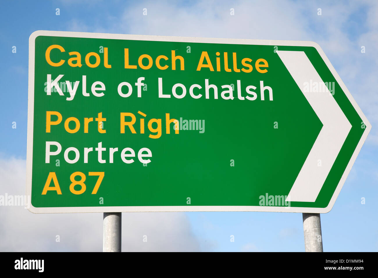 Portree e Kyle of Lochalsh cartello in inglese e in gaelico; Isola di Skye; Scozia - UK Foto Stock