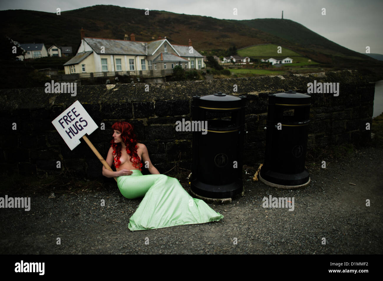 Chloe Loftus, ballerina, vestito come un mermaid tenendo premuto 'free hugs' all'aperto targhetta performance art, REGNO UNITO Foto Stock Chloe Loftus, ballerina, vestito come un mermaid tenendo premuto 'free hugs' all'aperto targhetta performance art, REGNO UNITO Foto Stock