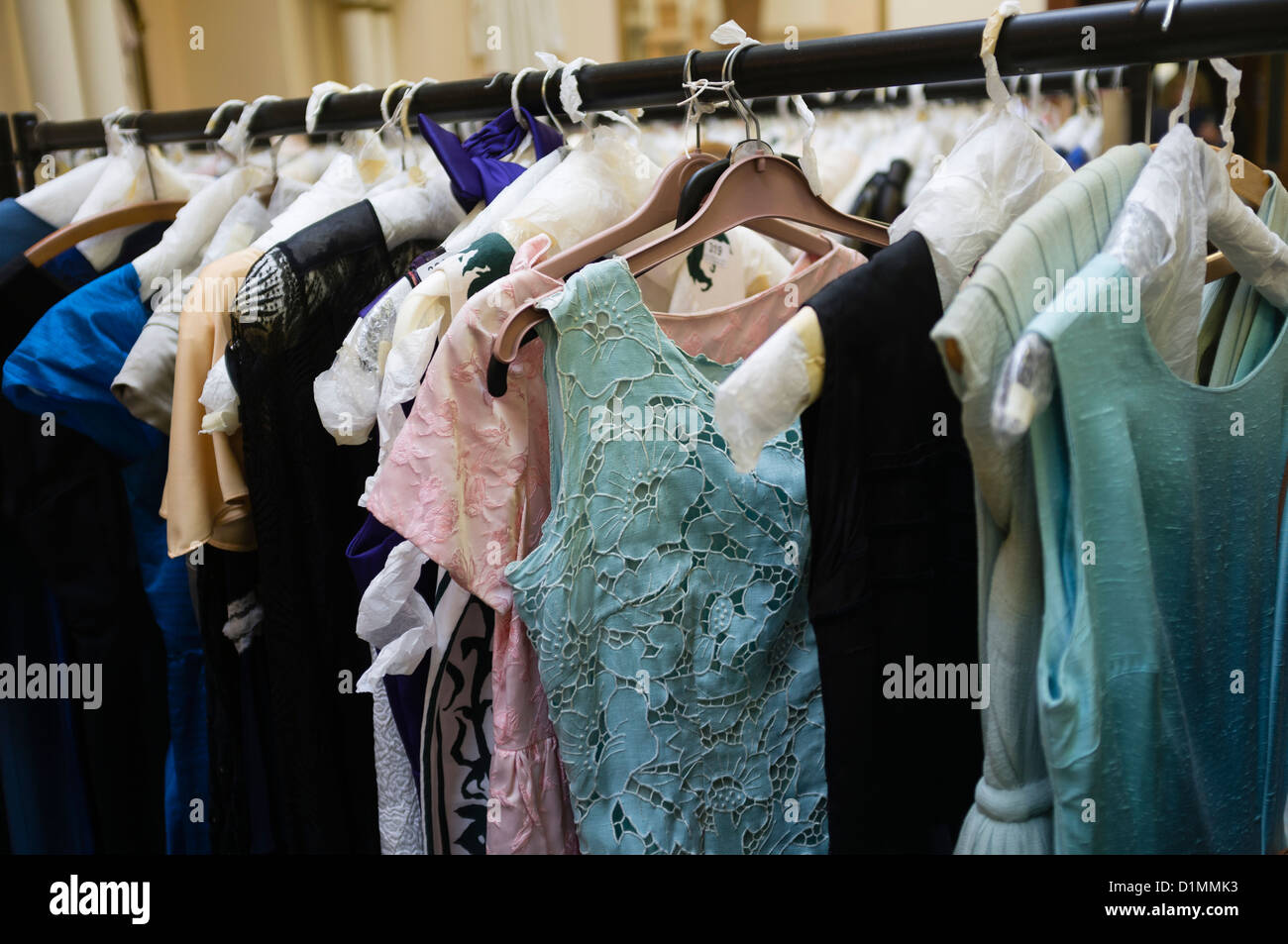 Rack di vecchi abiti in un'asta di Antiquariato, abbigliamento e bric-a-brac, REGNO UNITO Foto Stock