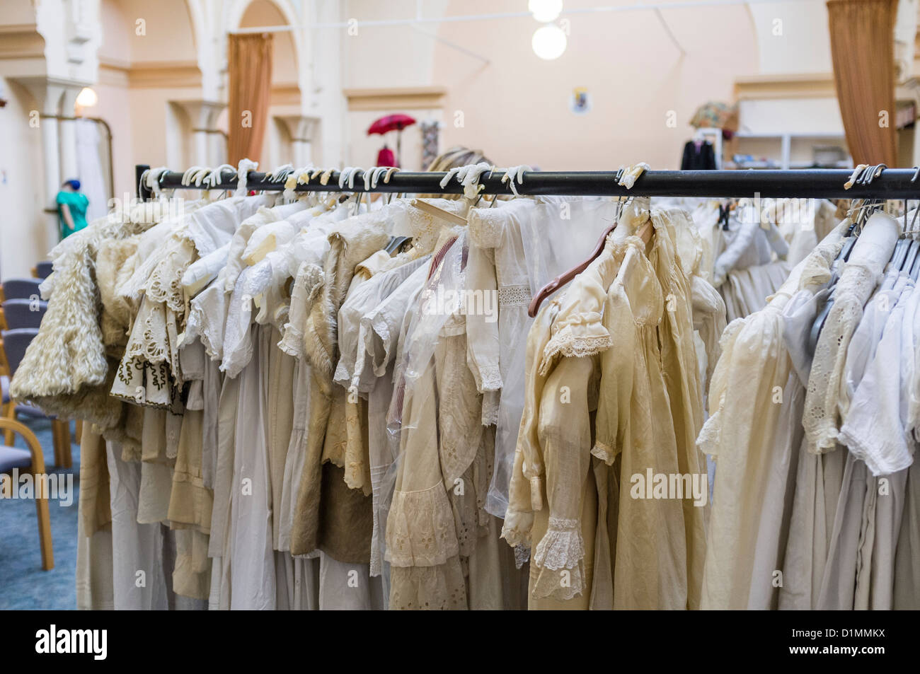 Rack di vecchie lenzuola Vittoriano di notte-abiti in un'asta di Antiquariato, abbigliamento e bric-a-brac, REGNO UNITO Foto Stock