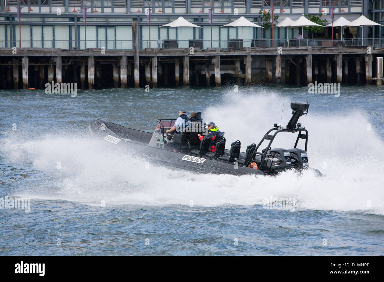 Acqua australiano di pattuglia di polizia il Sydney Harbour prima dell'inizio del 2012 a Sydney Hobart yacht race Foto Stock