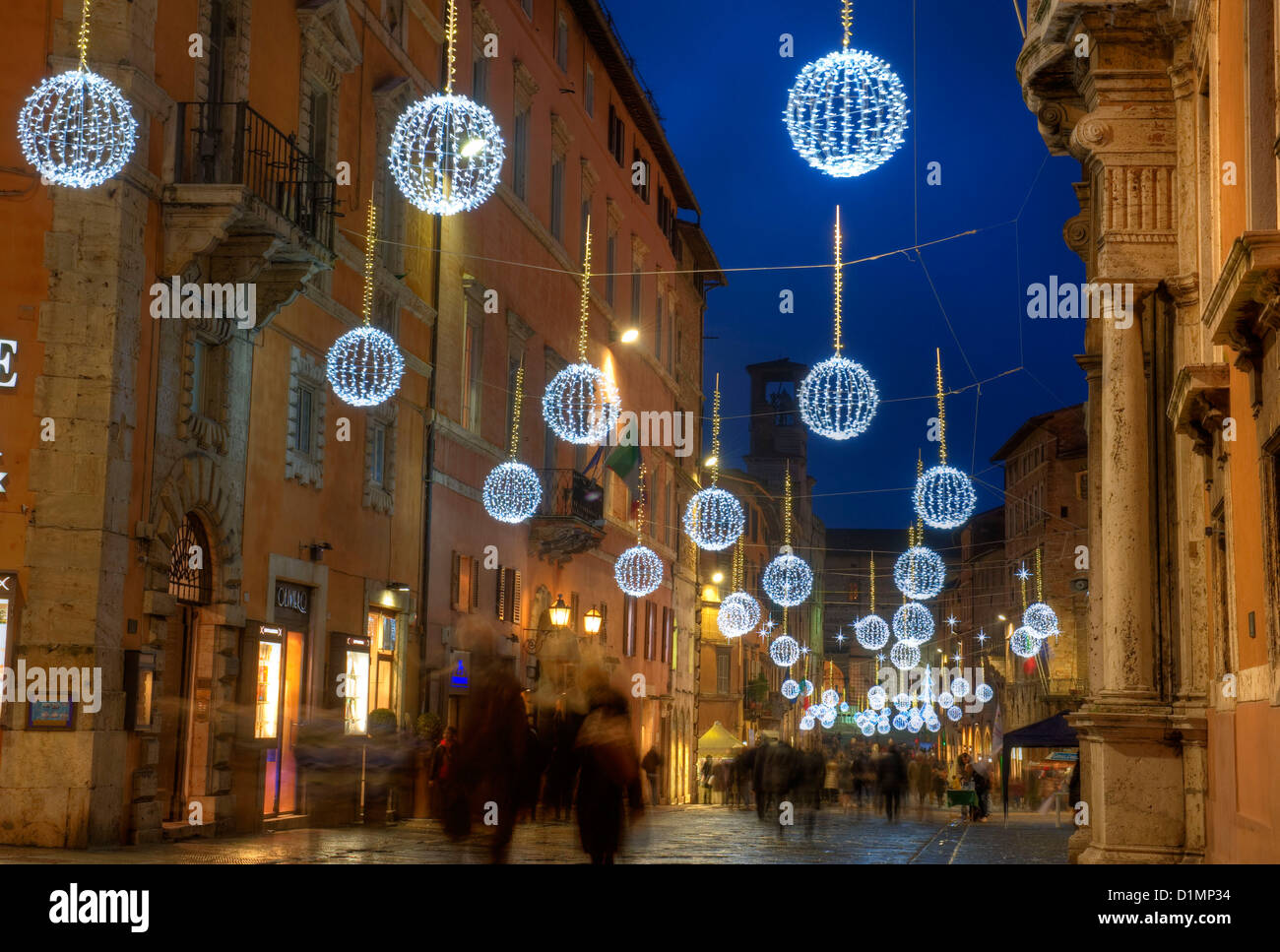 Perugia, Umbria, le luci di Natale in Corso Vannucci, la via principale della città Foto Stock