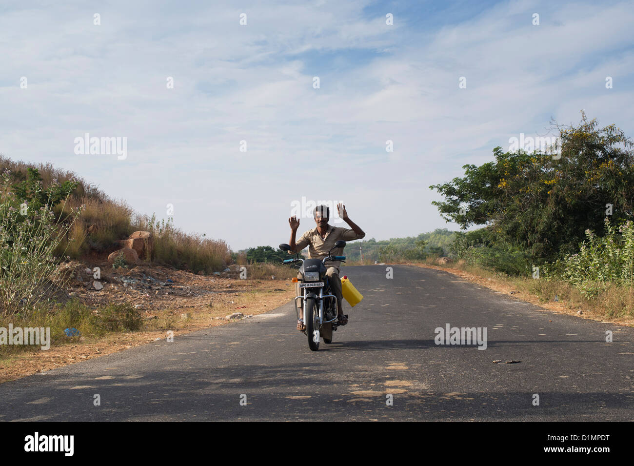 Indian l uomo alla guida della sua moto senza le mani sul manubrio. India Foto Stock