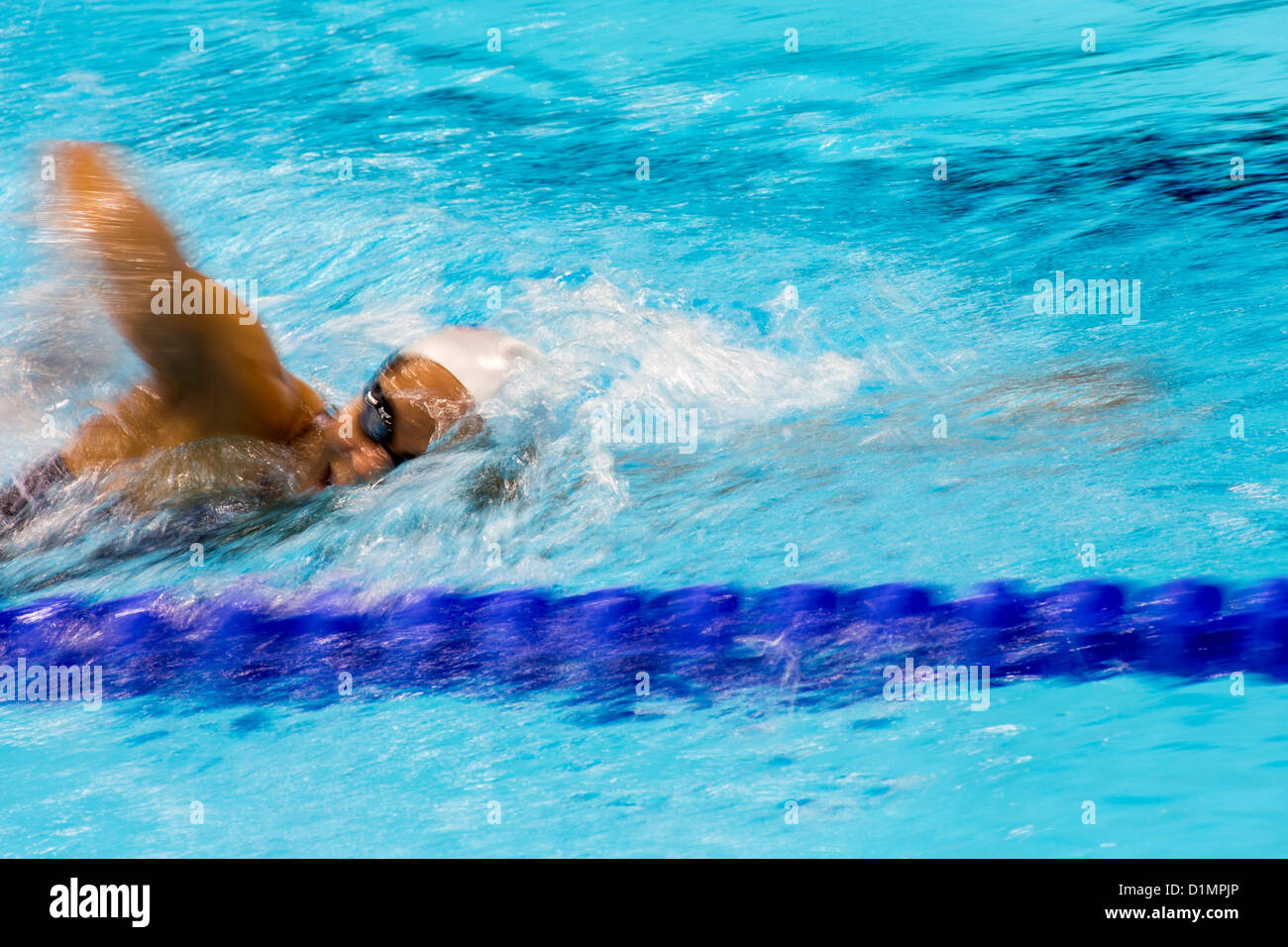 Nuotatore femminile in azione di freestyle. Foto Stock