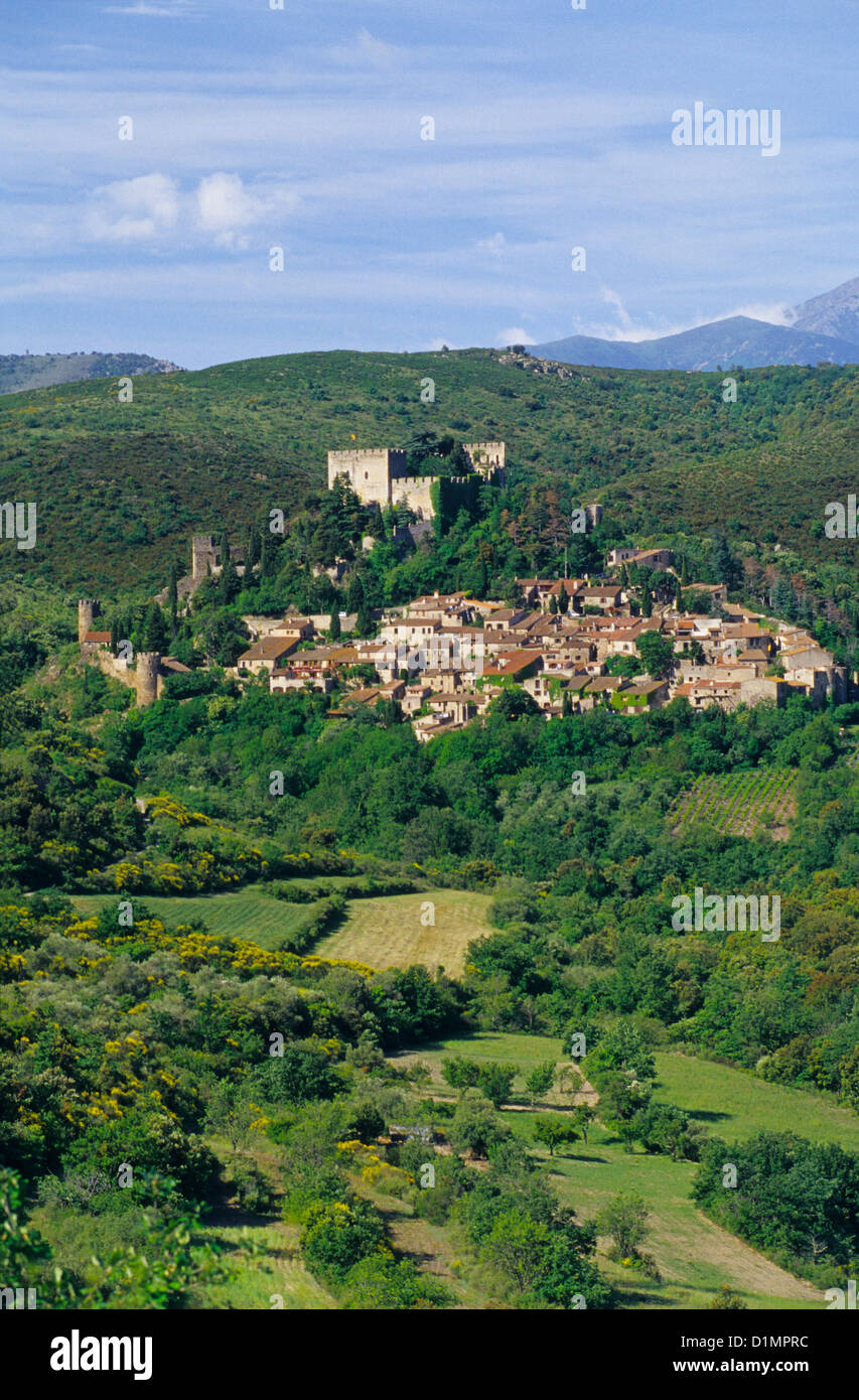 Villaggio di Castelnou Pirenei orientali, Languedoc-Roussillon, Francia Foto Stock