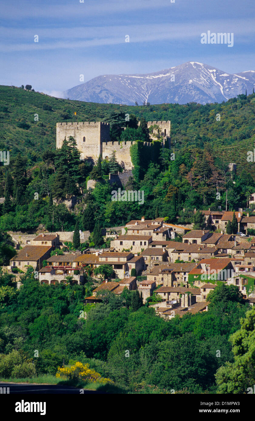 Villaggio di Castelnou e retro Canigou picco, Pirenei orientali, Languedoc-Roussillon, Francia Foto Stock