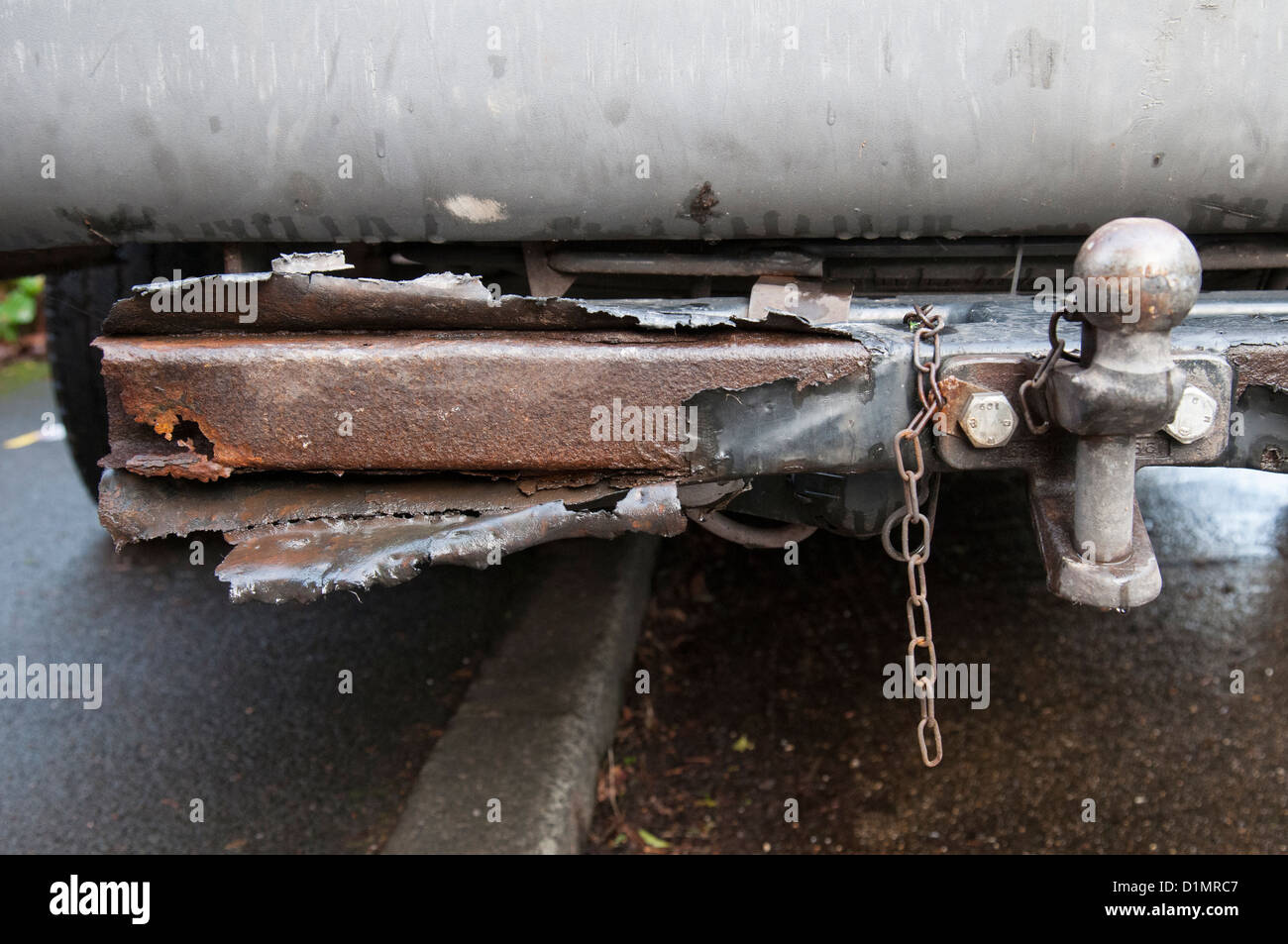 Rusty posteriore paraurti auto con barra di traino. Foto Stock