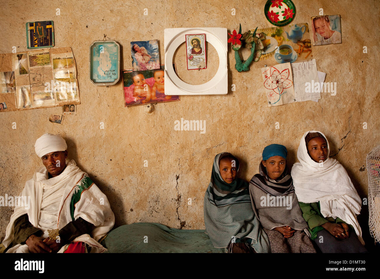 Gli abitanti di un villaggio di sedersi dentro una casa decorata in Ankober, Etiopia. Foto Stock