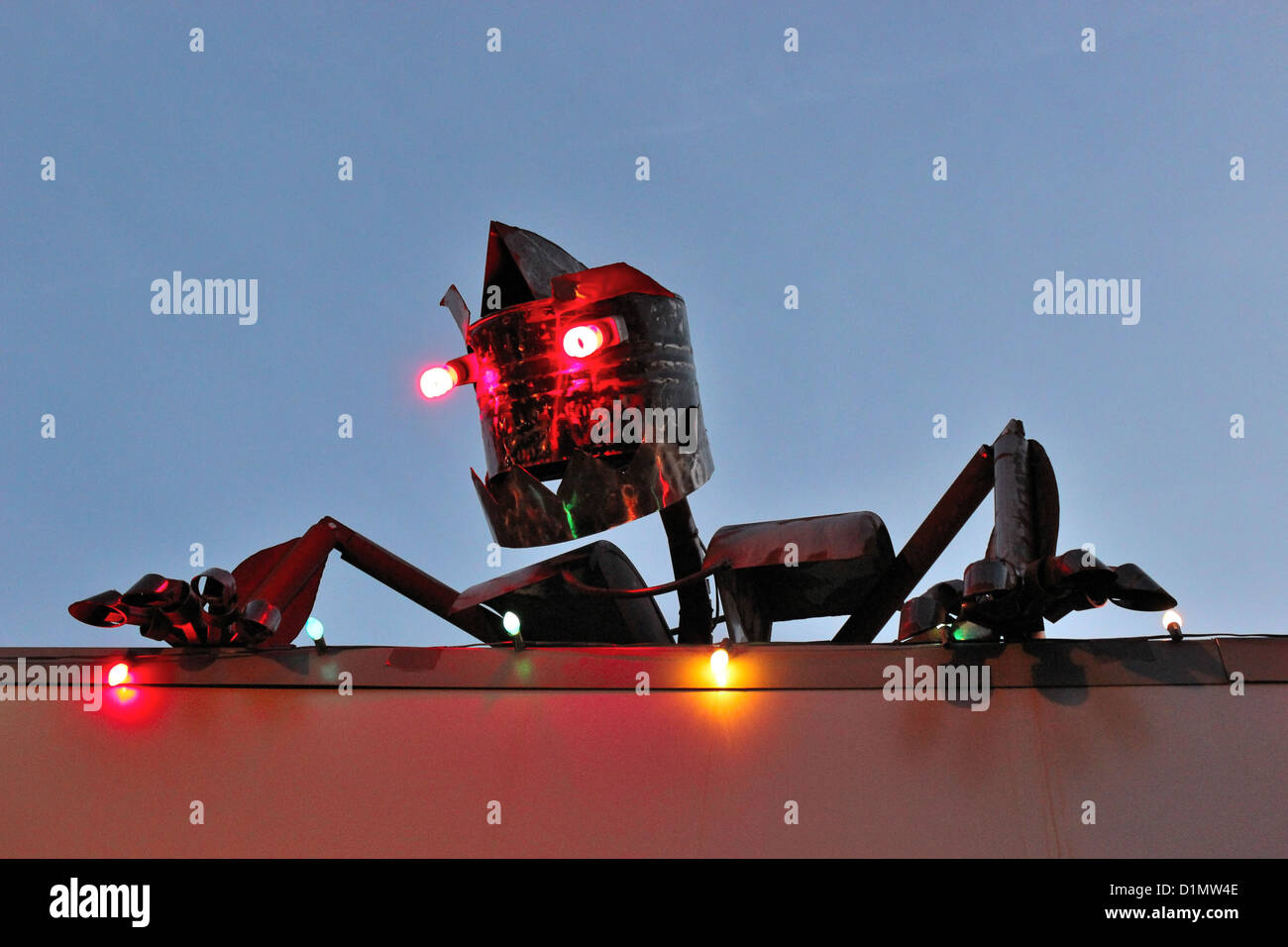 Torreggiante Robot da un edificio tetto in Gosen Indiana USA Foto Stock