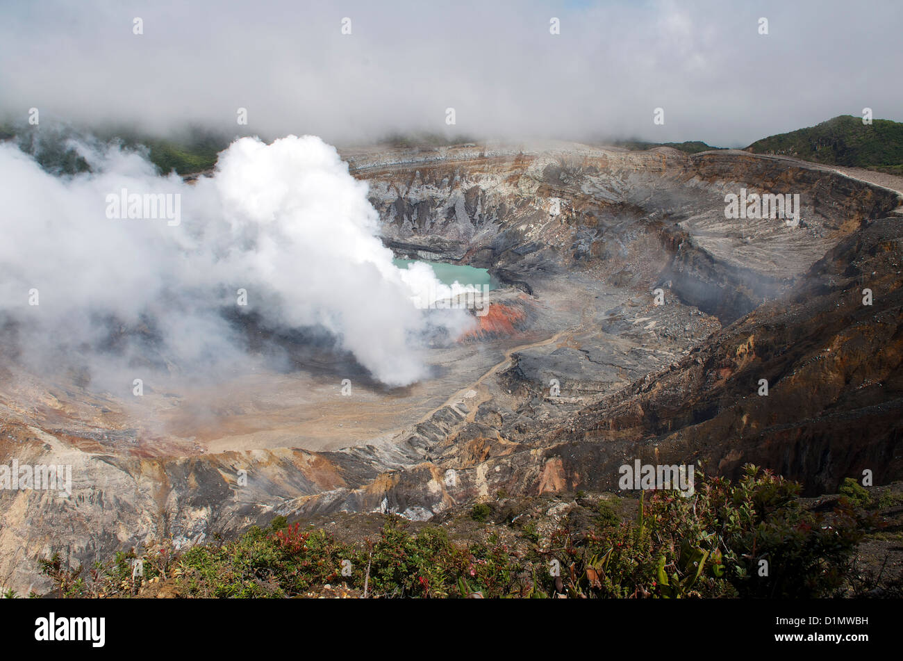 Acido solforico emissione di gas cloud passando dal cratere attivo nel vulcano di Poas National Park, provincia di Alajuela in Costa Rica. Foto Stock