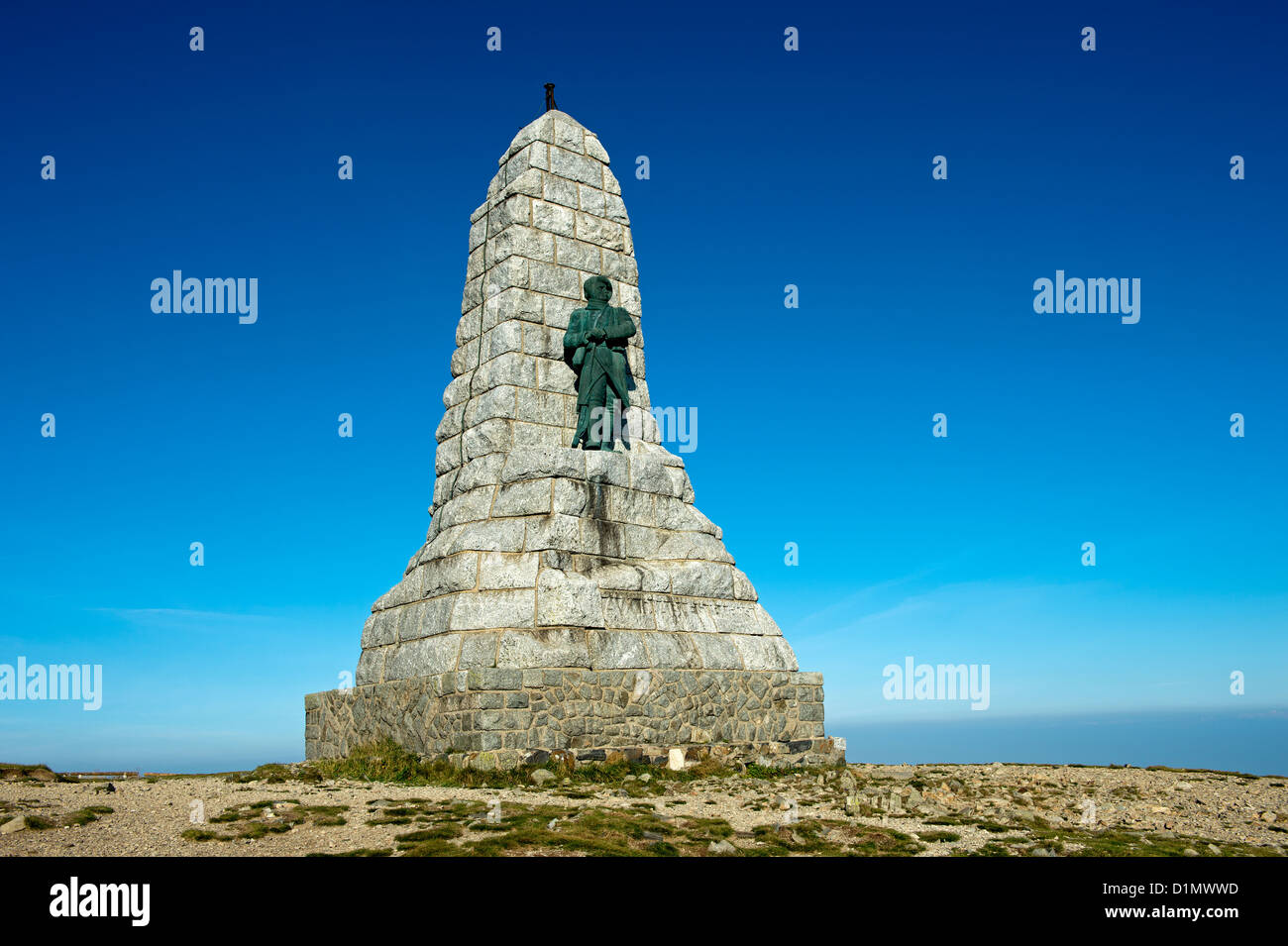 Un Monumento in memoriam del battaglione di cacciatori alpini diavoli blu sulla cima di Mt Grand Ballon, montagne Vosges, Francia Foto Stock