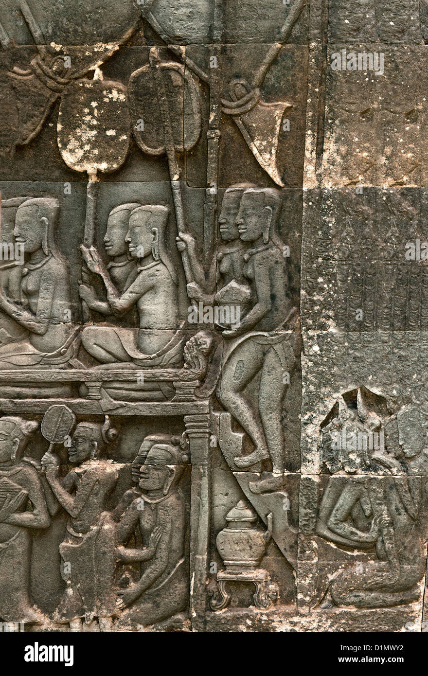 Il bassorilievo scolpito in pietra raffigurante adorare le donne a un tempio, tempio Bayon, Angkor Thom, Siem Reap, Cambogia Foto Stock