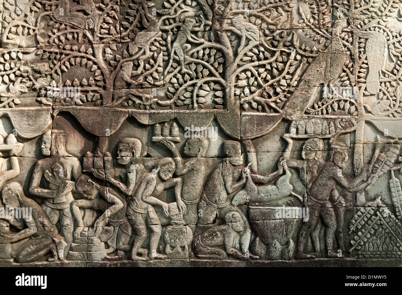 Il bassorilievo scolpito in pietra raffiguranti scene di genere di vita quotidiana lungo le rive del Tonle Sap, tempio Bayon, Cambogia Foto Stock