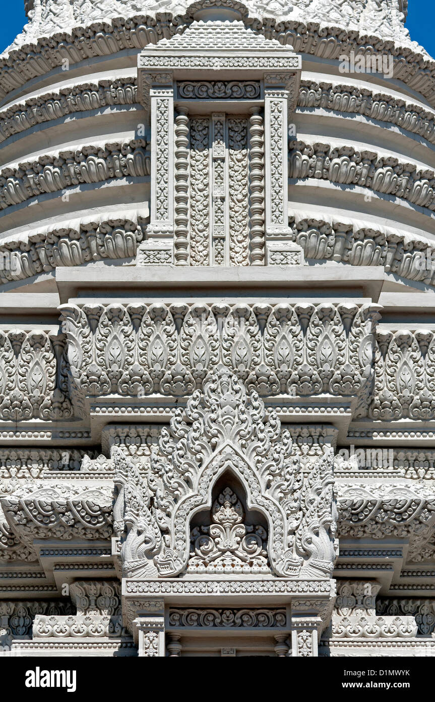 Dettaglio di un riccamente decorate stupa di Suramarit re e regina Kossomak, Royal Palace complesso, Phnom Penh Cambogia Foto Stock