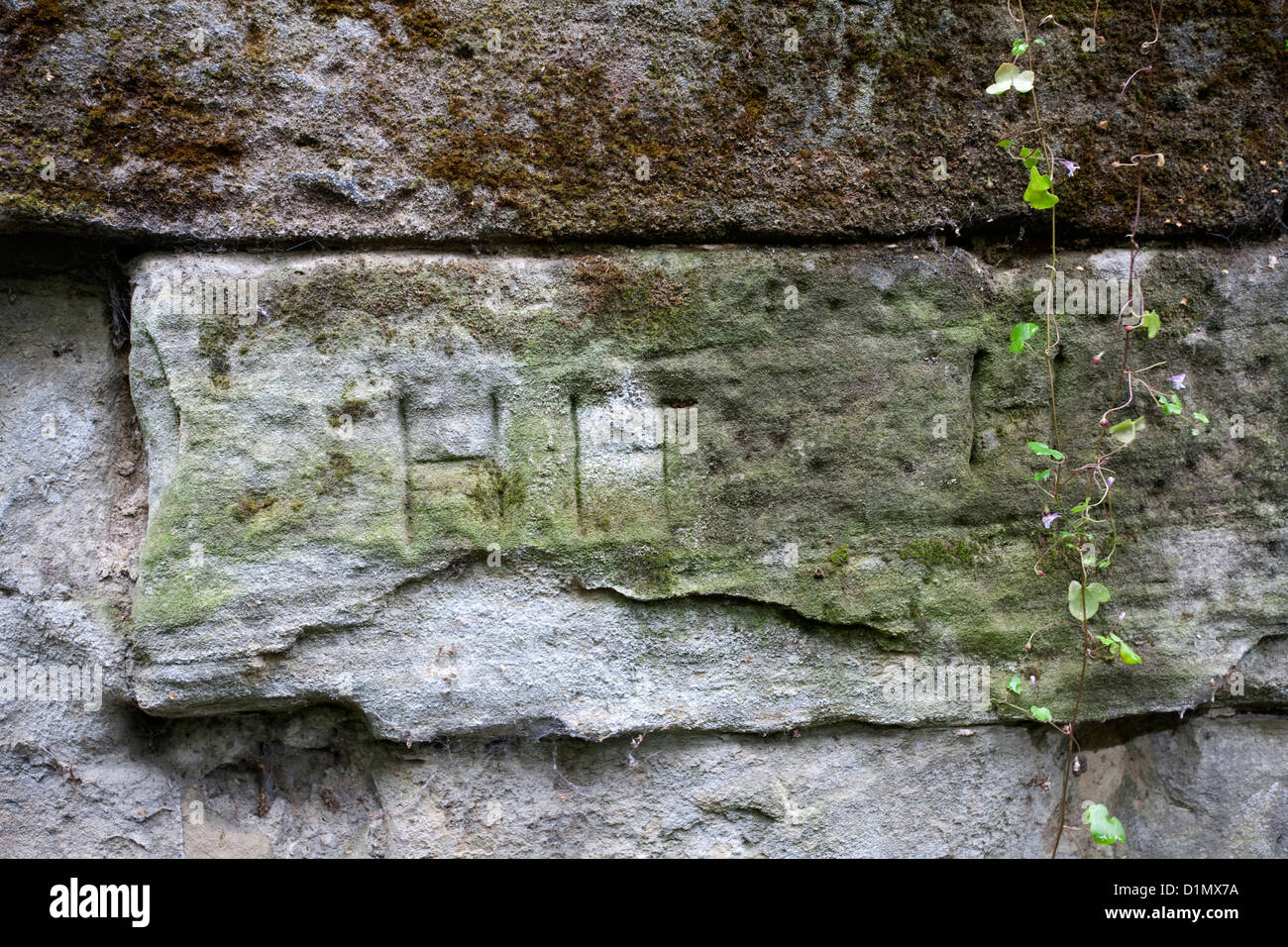 Le iniziali "HH" scavata in una parete di pietra in Warwick, Regno Unito Foto Stock
