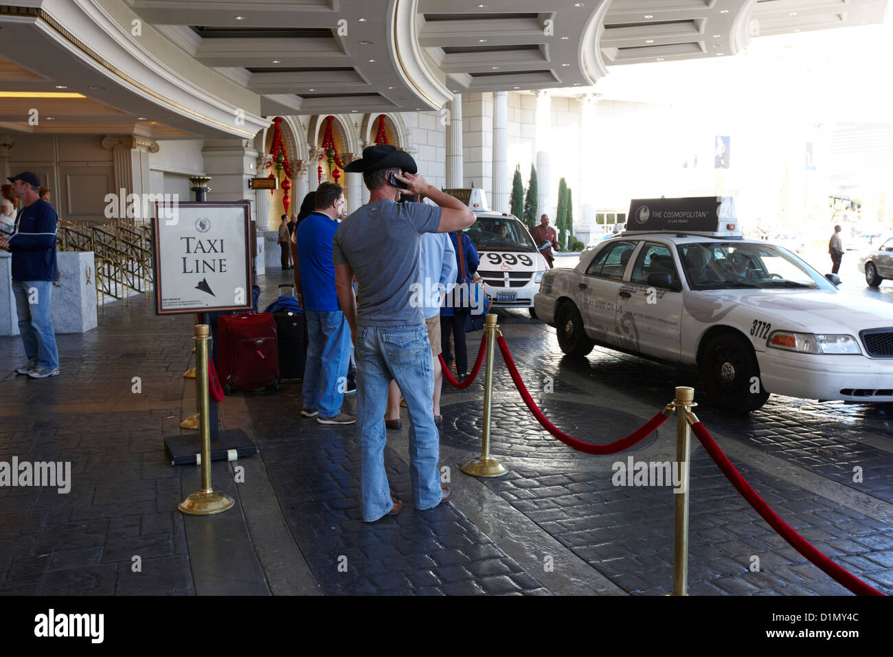 La gente in coda di attesa in linea per i taxi al Caesars palace luxury hotel and Casino Las Vegas Nevada USA Foto Stock