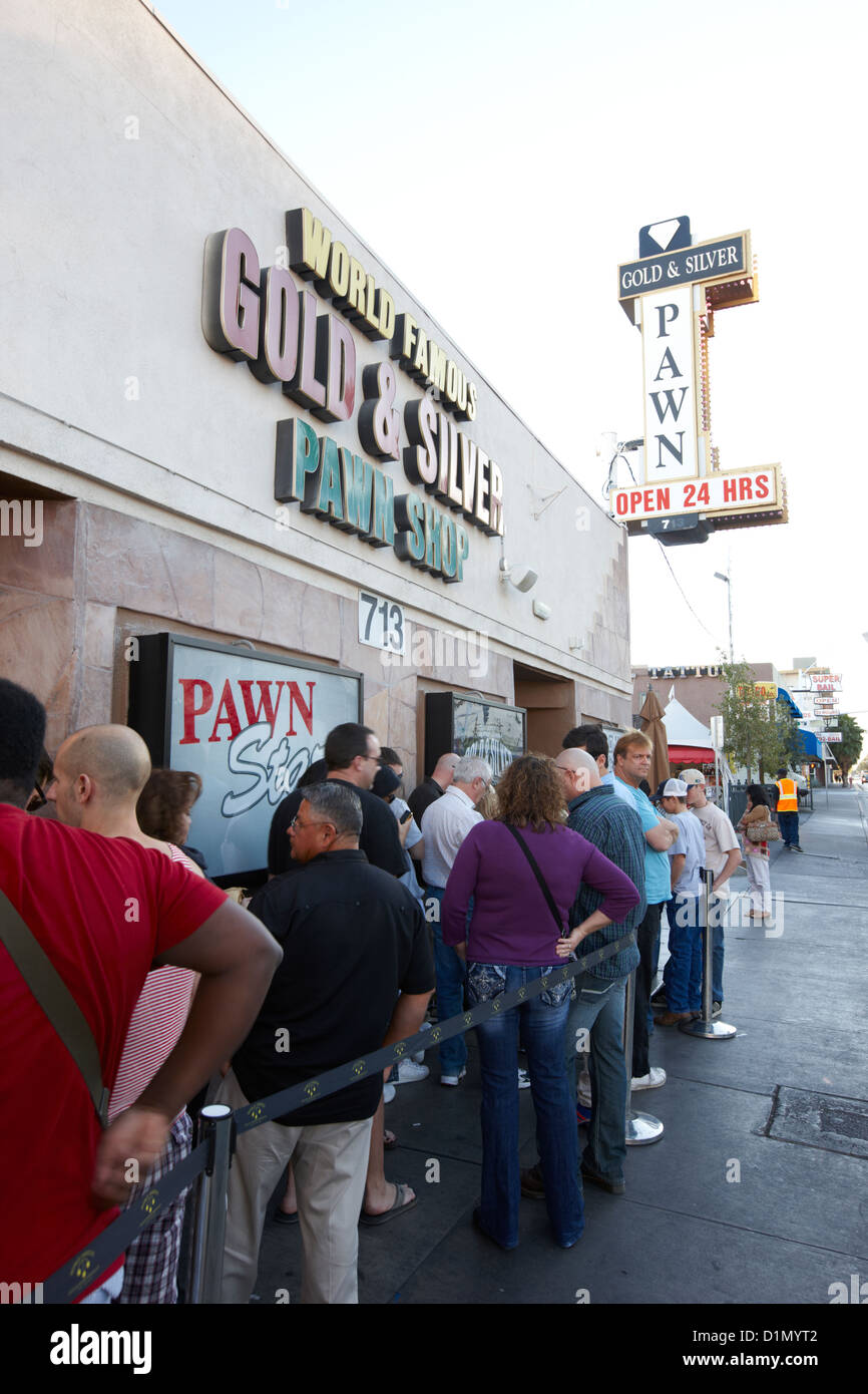 Persone tifosi in attesa in linea al di fuori del famoso oro e argento pedina negozio Downtown Las Vegas home per la serie tv pedina stelle Nevada Foto Stock
