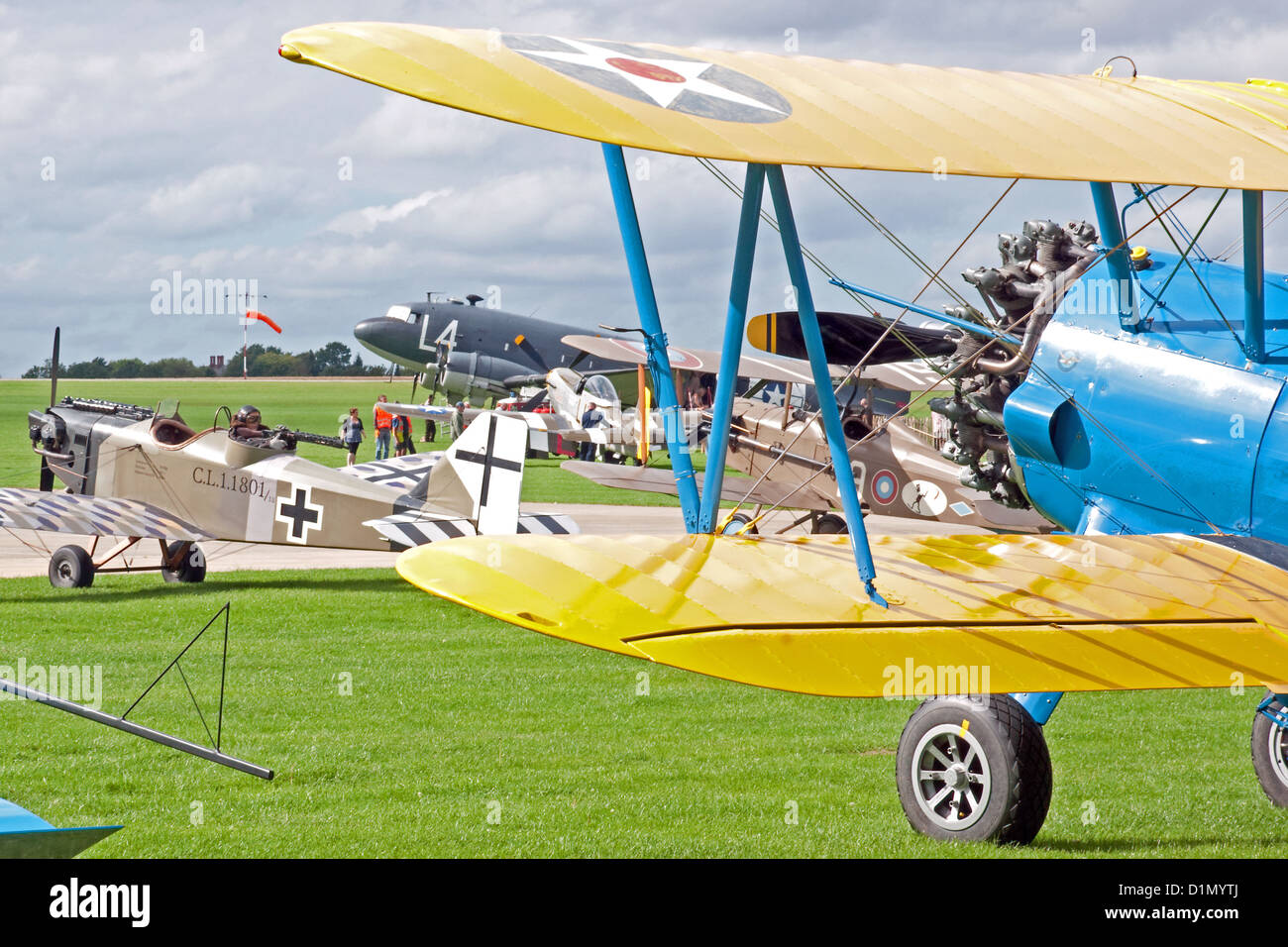 Aeromobili d'epoca e moderne repliche condividere il parcheggio alla Sywell Air Show, Northamptonshire Foto Stock