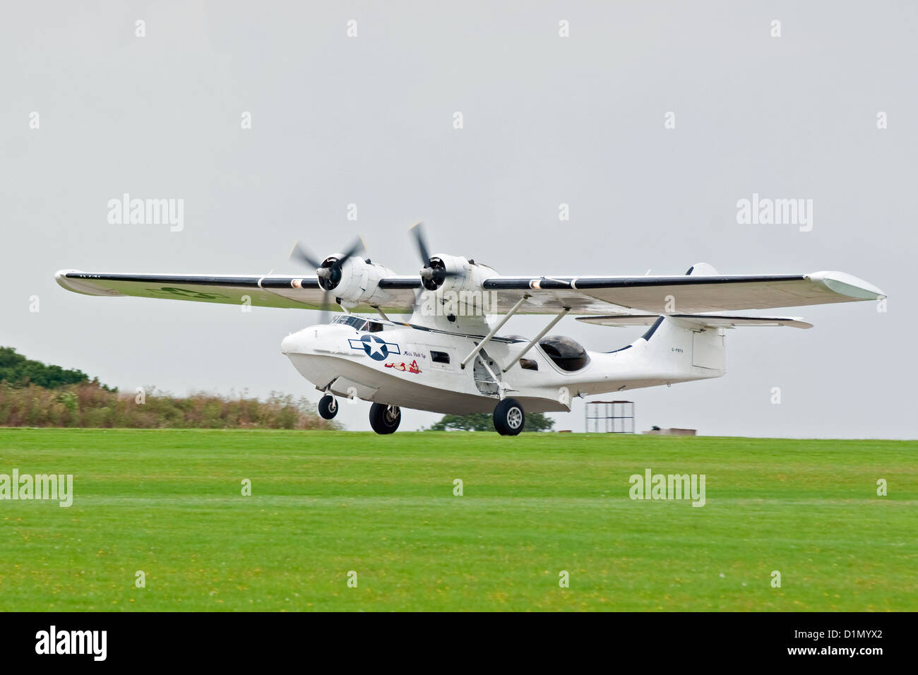 Anfibio Catalina flying boat tocca terra dopo la visualizzazione a Sywell Air Show 2012 Foto Stock