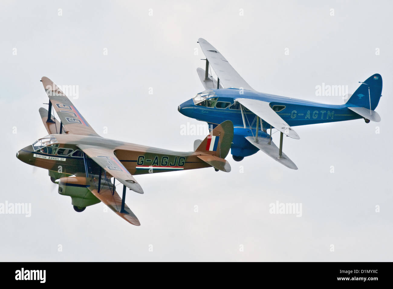 Una coppia di vintage de Havilland Dragon Rapide aeroplani di linea di luce in formazione a Sywell Air Show 2012 Foto Stock