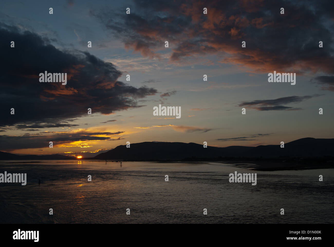 Sunset over Carlingford Lough verso Warrenpoint e la Mourne Mountains Foto Stock