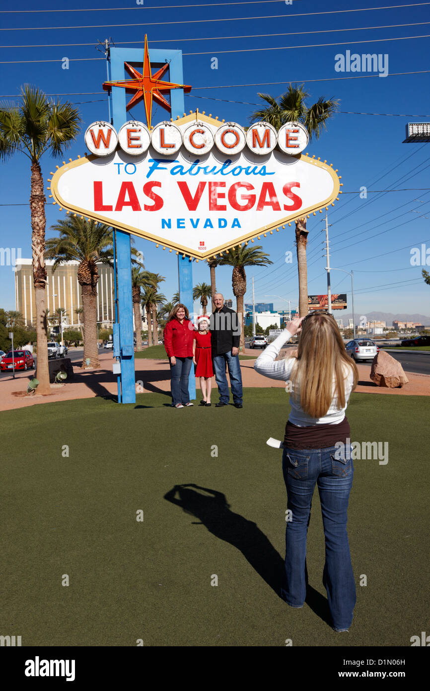 I turisti per scattare delle foto al benvenuto nella favolosa Las Vegas segno Nevada USA Foto Stock
