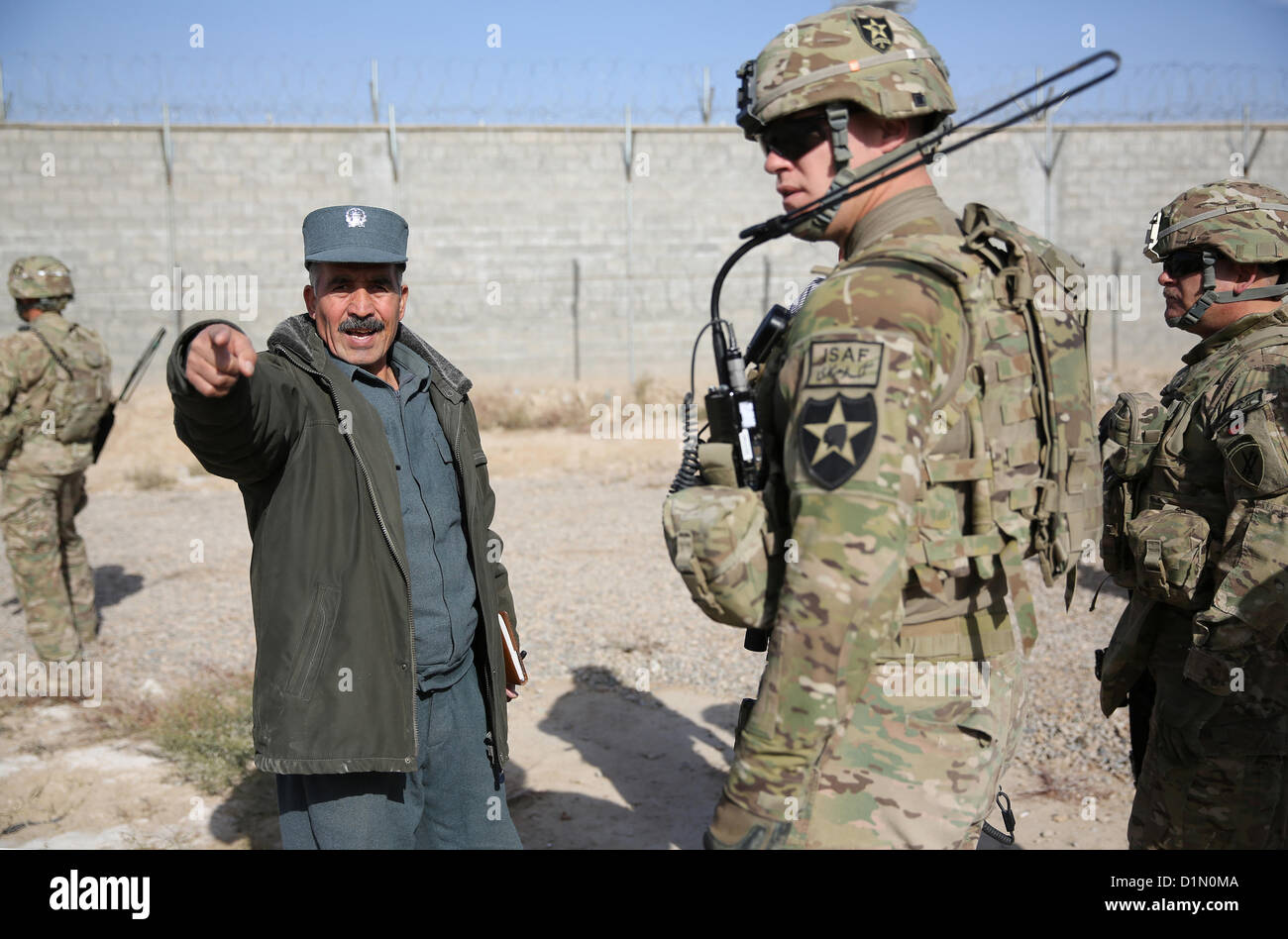 Stati Uniti Army Spc. Joseph Sullivan, forza di sicurezza membro del team per il Provincial Reconstruction Team (PRT) Farah, partecipa a una missione di debriefing su OB Farah a seguito di un leader chiave di impegno in corrispondenza di Farah prigione della città, Dic 29. PRT Farah ha la missione di treno, consigliare e assistere il governo afgano leader a livello comunale, District e provinciali nella provincia di Farah, Afghanistan.la loro civile militare team è composto di membri dell'U.S. Navy, U.S. Esercito, U.S. Dipartimento di Stato e l'Agenzia per lo Sviluppo Internazionale (USAID).U.S. Foto di Marina Foto Stock