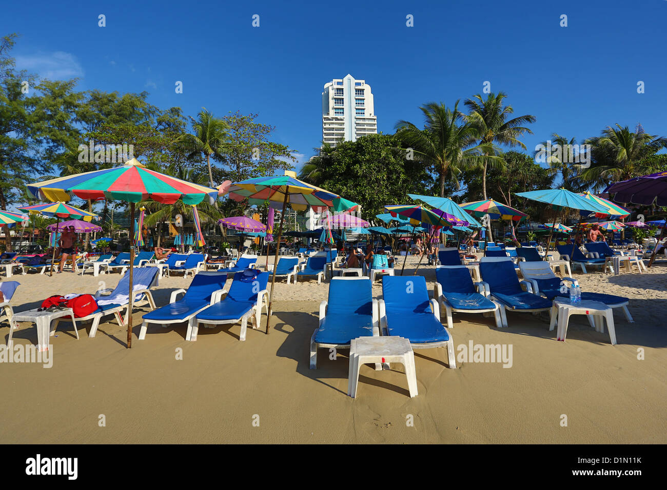 Ombrelloni e sedie a sdraio sulla spiaggia di Patong, Phuket, Tailandia Foto Stock