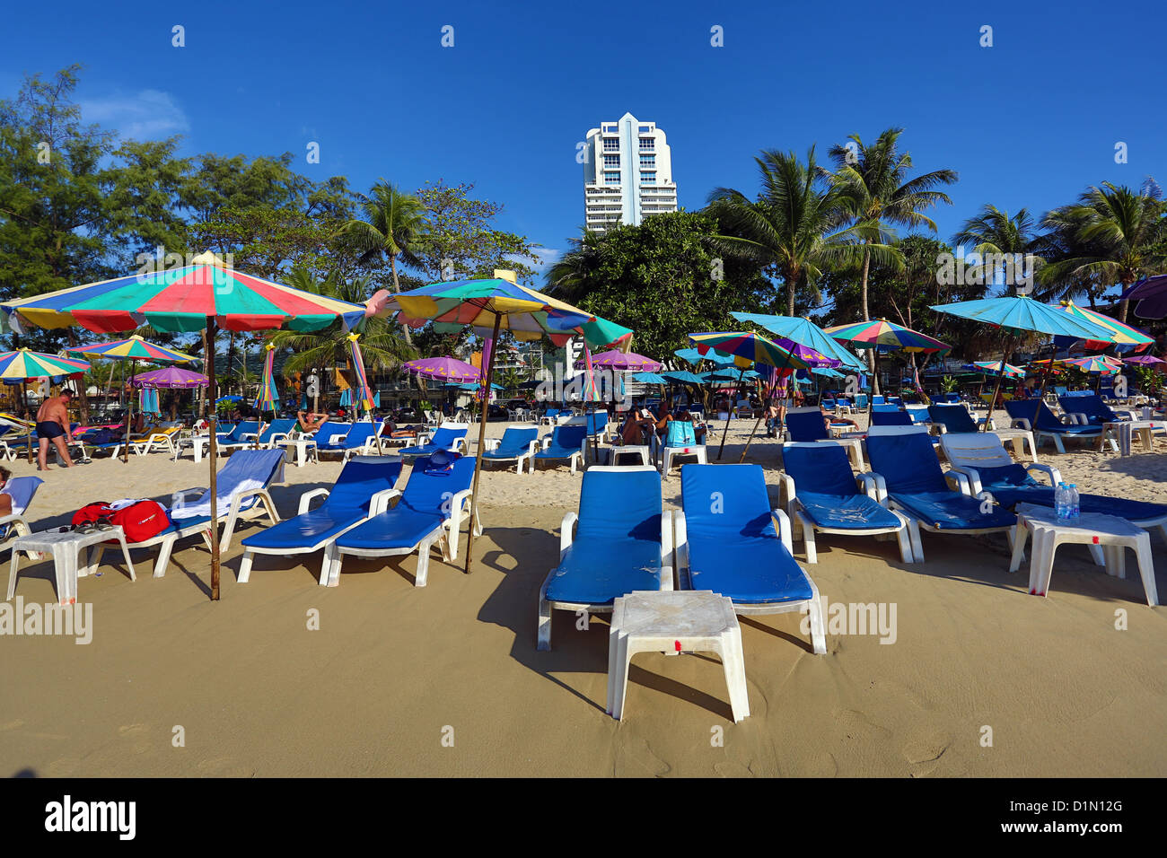 Ombrelloni e sedie a sdraio sulla spiaggia di Patong, Phuket, Tailandia Foto Stock