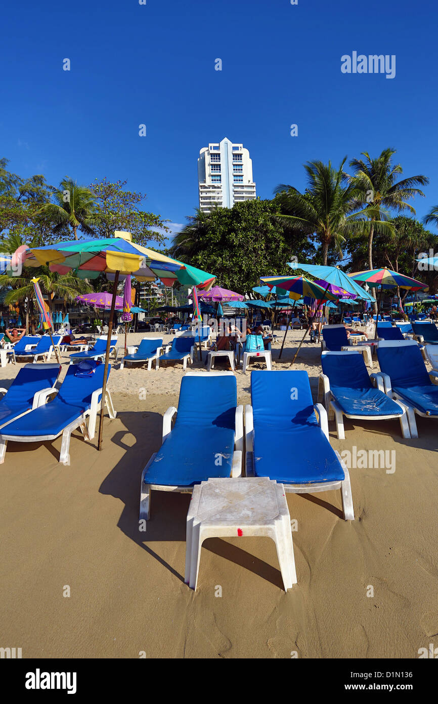 Ombrelloni e sedie a sdraio sulla spiaggia di Patong, Phuket, Tailandia Foto Stock