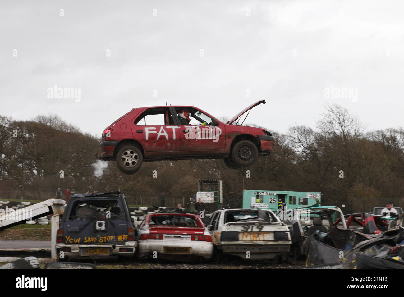 Natale sbornia auto spettacolare salto a Angmering Raceway, West Sussex Foto Stock